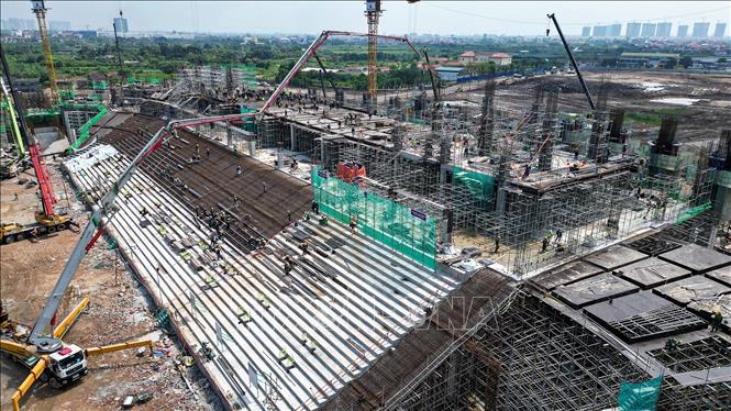 Các hạng mục chính dần hình thành, kết cấu khán đài đang được thi công vươn cao từng ngày. Ảnh: Minh Quyết – TTXVN