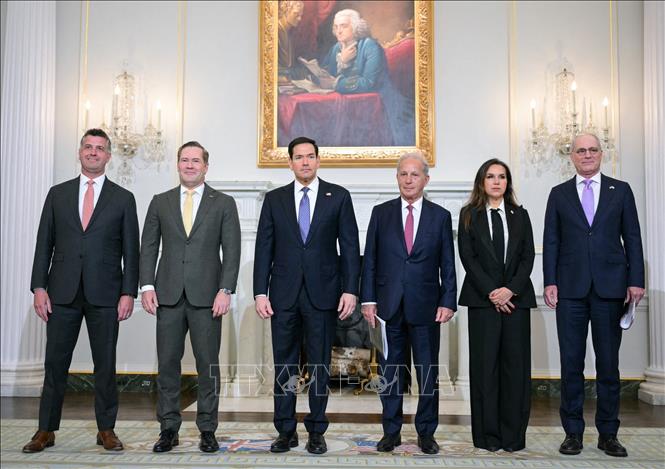 Đại sứ Israel tại Mỹ Yechiel Leiter (phải), Ngoại trưởng Mỹ Marco Rubio (thứ 3, trái), Đại sứ Mỹ tại Liban Michel Issa (thứ 3, phải) và Đại sứ Liban tại Mỹ Nada Hamadeh Moawad (thứ 2, phải) trong cuộc gặp ba bên tại Washington DC., ngày 14/4/2026. Ảnh: The Times of Israel/TTXVN