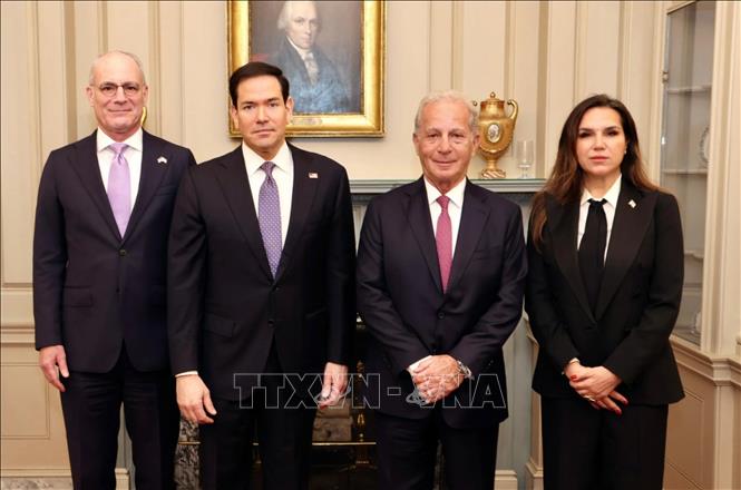 Đại sứ Israel tại Mỹ Yechiel Leiter, Ngoại trưởng Mỹ Marco Rubio, Đại sứ Mỹ tại Liban Michel Issa và Đại sứ Liban tại Mỹ Nada Hamadeh Moawad trong cuộc gặp ba bên tại Washington DC., ngày 14/4/2026. Ảnh: Đại sứ quán Israel tại Washington DC/TTXVN
