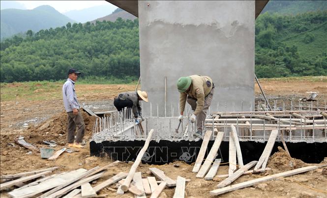 Đơn vị thi công đẩy nhanh tiến độ hoàn thành các công trình phụ trợ. Ảnh: Quang Cường – TTXVN