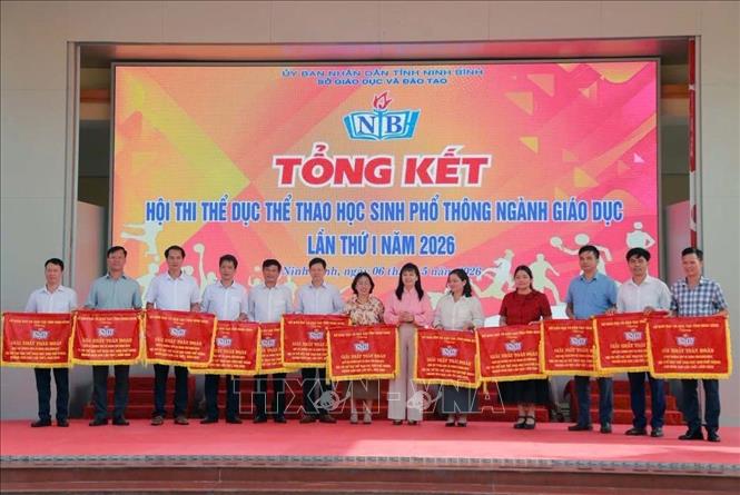 Ban tổ chức trao giải Nhất toàn đoàn cho các đơn vị đoạt giải tại Hội thi. Ảnh: Đại Nghĩa - TTXVN
