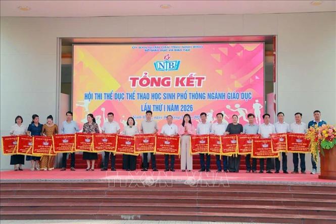 Ban tổ chức trao giải Ba toàn đoàn cho các đơn vị đoạt giải tại Hội thi. Ảnh: Đại Nghĩa - TTXVN