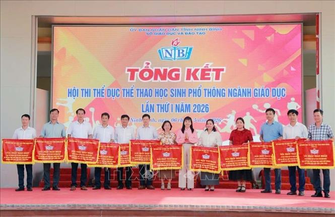 Ban tổ chức trao giải Nhất toàn đoàn cho các đơn vị đoạt giải tại Hội thi. Ảnh: Đại Nghĩa - TTXVN