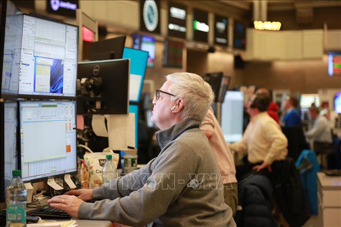 Cổ phiếu Mỹ đồng loạt đi lên trong phiên giao dịch ngày 6/5/2026, với Dow Jones tăng 612,34 điểm (1,24%) lên 49.910,59 điểm, S&P 500 tăng 105,90 điểm (1,46%) lên 7.365,12 điểm và Nasdaq Composite tăng 512,81 điểm (2,02%) lên 25.838,94 điểm. Ảnh: THX/TTXVN 