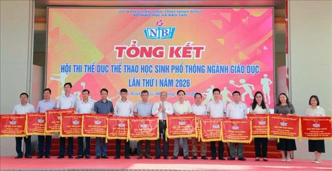 Ban tổ chức trao giải Nhì toàn đoàn cho các đơn vị đạt giải tại Hội thi. Ảnh: Đại Nghĩa - TTXVN