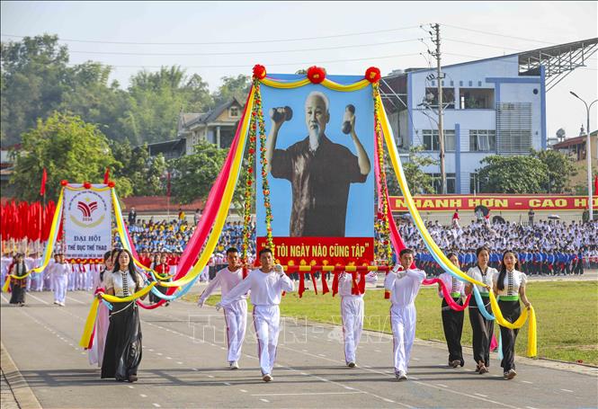 Đoàn rước chân dung Chủ tịch Hồ Chí Minh qua lễ đài. Ảnh: Xuân Tư - TTXVN