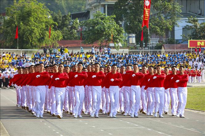 Khối Đi đều thể thao qua lễ đài. Ảnh: Xuân Tư - TTXVN