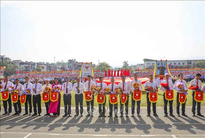 Ban Tổ chức trao cờ lưu niệm cho các đoàn tham gia Đại hội. Ảnh: Xuân Tư - TTXVN