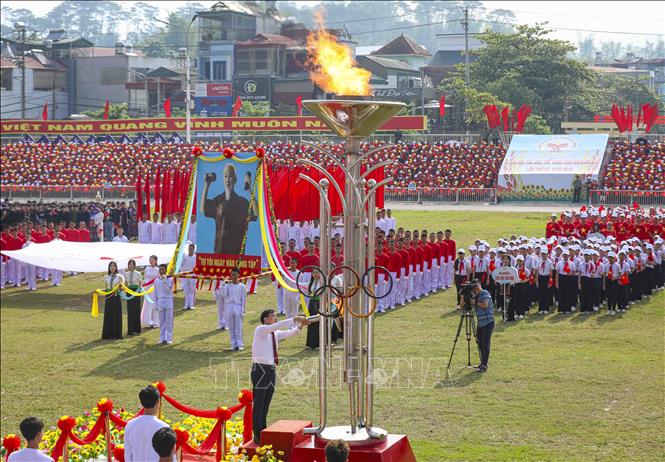 Chủ tịch UBND tỉnh Điện Biên Lê Văn Lương thắp lửa ngọn đuốc truyền thống của Đại hội. Ảnh: Xuân Tư - TTXVN