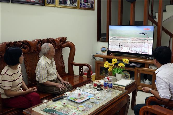 Cựu chiến binh Ngô Văn Quy (giữa) cùng với người thân và lãnh đạo Hội Cựu chiến binh phường Hội An Tây xem phim tài liệu về Chiến thắng Điện Biên Phủ. Ảnh: Đỗ Trưởng – TTXVN