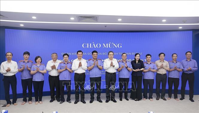 Chủ tịch Quốc hội Trần Thanh Mẫn làm việc tại Trung tâm điều hành thông minh (IOC) của Viện Kiểm sát nhân dân tối cao. Ảnh: Doãn Tấn - TTXVN