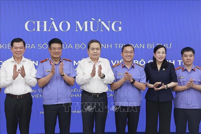 Chủ tịch Quốc hội Trần Thanh Mẫn làm việc tại Trung tâm điều hành thông minh (IOC) của Viện Kiểm sát nhân dân tối cao. Ảnh: Doãn Tấn - TTXVN