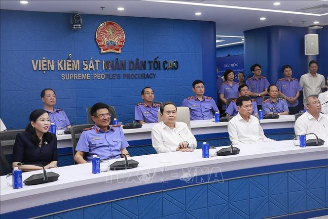 Chủ tịch Quốc hội Trần Thanh Mẫn làm việc tại Trung tâm điều hành thông minh (IOC) của Viện Kiểm sát nhân dân tối cao. Ảnh: Doãn Tấn - TTXVN