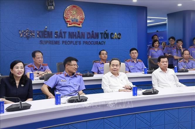 Chủ tịch Quốc hội Trần Thanh Mẫn làm việc tại Trung tâm điều hành thông minh (IOC) của Viện Kiểm sát nhân dân tối cao. Ảnh: Doãn Tấn - TTXVN