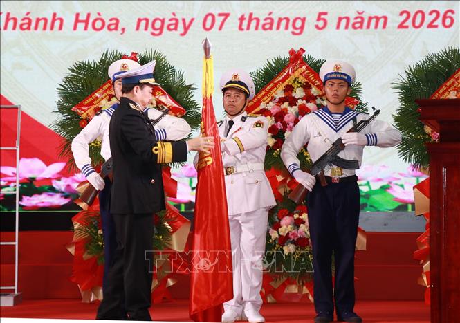 Phó Đô đốc Trần Thanh Nghiêm, Tư lệnh Quân chủng Hải quân gắn danh hiệu Anh hùng LLVT Nhân dân cho Lữ đoàn 146. Ảnh: Phan Sáu - TTXVN