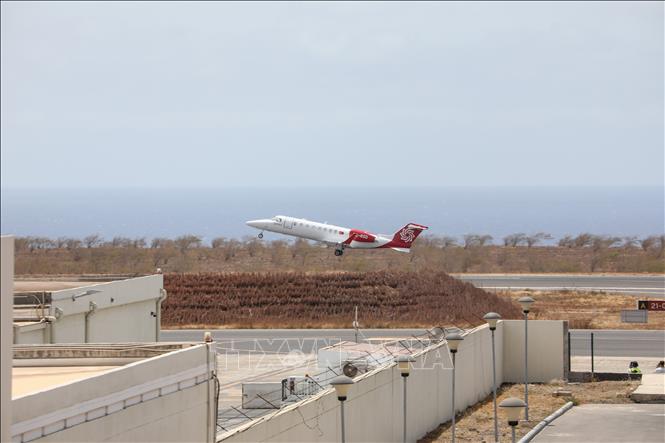 Máy bay được huy động để sơ tán hành khách trên tàu du lịch MV Hondius ở Praia, Cabo Verde, ngày 6/5/2026. Ảnh: THX/TTXVN