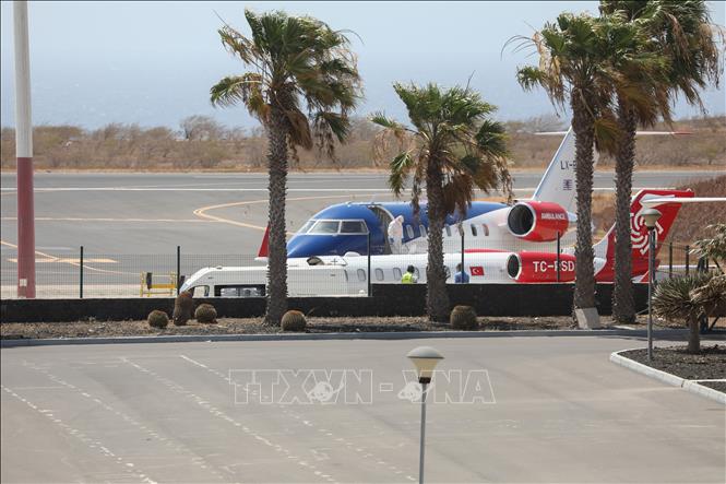Máy bay được huy động để sơ tán hành khách trên tàu du lịch MV Hondius ở Praia, Cabo Verde, ngày 6/5/2026. Ảnh: THX/TTXVN