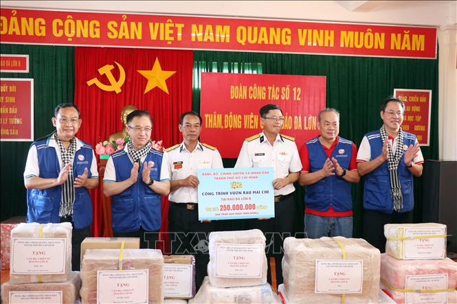 Đảng bộ, chính quyền và nhân dân Thành phố Hồ Chí Minh tặng công trình vườn rau mái che cho đảo Đá Lớn B. Ảnh: Tiến Lực - TTXVN