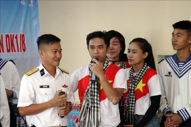 Ca sĩ Đông Triều của Đoàn đại biểu Thành phố Hồ Chí Minh giao lưu với cán bộ, chiến sĩ Nhà giàn DK1/8 (Quế Đường). Ảnh: Tiến Lực - TTXVN