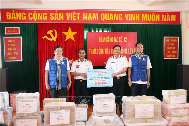 Đoàn Thành phố Hồ Chí Minh tặng công trình máy móc, thiết bị, phương tiện và vật dụng sinh hoạt cho đảo Đá Lớn B. Ảnh: Tiến Lực - TTXVN