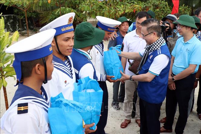 Phó Bí thư Thành ủy Thành phố Hồ Chí Minh Đặng Minh Thông tặng quà cho chiến sĩ đang thực hiện nhiệm vụ trên đảo Núi Le C. Ảnh: Tiến Lực - TTXVN