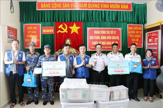Lãnh đạo Thành Phố Hồ Chí Minh tặng hệ thống đèn năng lượng mặt trời cùng công trình máy móc, thiết bị, phương tiện và vật dụng sinh hoạt cho Nhà giàn DK1/8 (Quế Đường). Ảnh: Tiến Lực - TTXVN