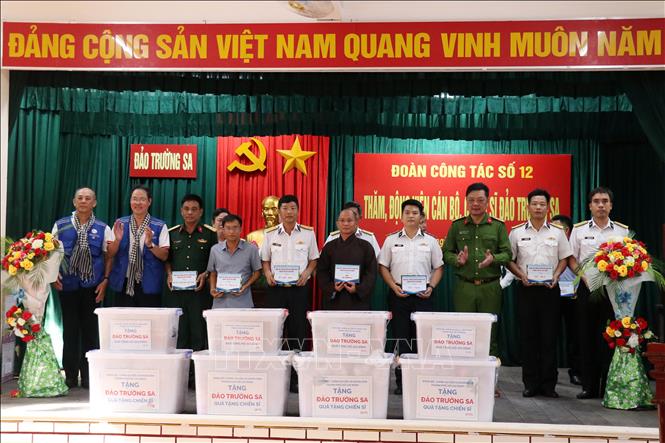 Đoàn đại biểu Thành phố Hồ Chí Minh tặng quà cho các tổ chức, lực lượng đang làm nhiệm vụ trên đảo Trường Sa. Ảnh: Tiến Lực - TTXVN 