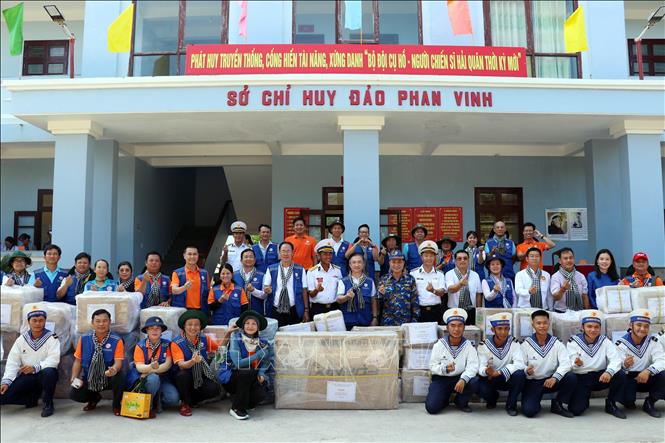 Những món quà của Đảng bộ, chính quyền và nhân dân Thành phố Hồ Chí Minh được tặng cho đảo Phan Vinh A. Ảnh: Tiến Lực - TTXVN