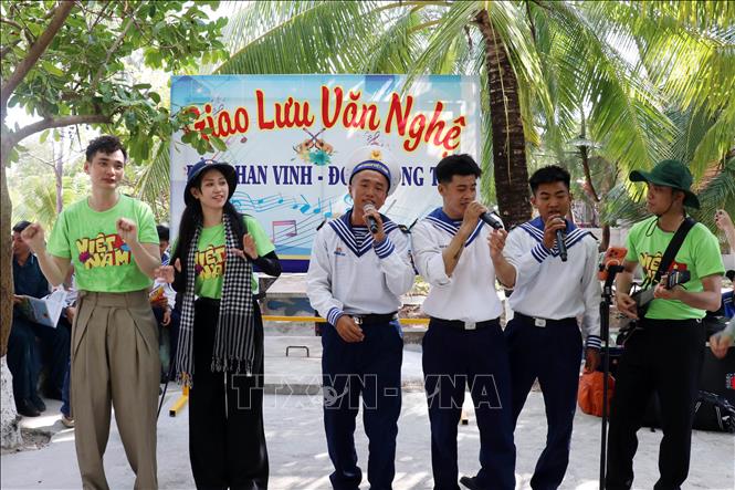 Các nghệ sĩ của Đoàn đại biểu Thành phố Hồ Chí Minh giao lưu văn nghệ với chiến sĩ trên đảo Phan Vinh A. Ảnh: Tiến Lực - TTXVN