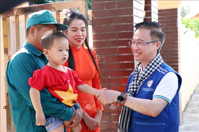 Phó Bí thư Thành ủy Thành phố Hồ Chí Minh Đặng Minh Thông gặp gỡ, động viên người dân trên đảo Đá Tây A. Ảnh: Tiến Lực - TTXVN