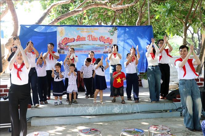 Cùng với món quà vật chất, các nghệ sĩ của Đoàn đại biểu Thành phố Hồ Chí Minh mang theo lời ca, tiếng hát đến với người dân trên đảo Sinh Tồn. Ảnh: Tiến Lực - TTXVN