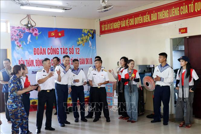 Quà tặng tinh thần từ các nghệ sĩ trong Đoàn đại biểu Thành phố Hồ Chí Minh đến với cán bộ, chiến sĩ Nhà giàn DK1/8 (Quế Đường). Ảnh: Tiến Lực - TTXVN