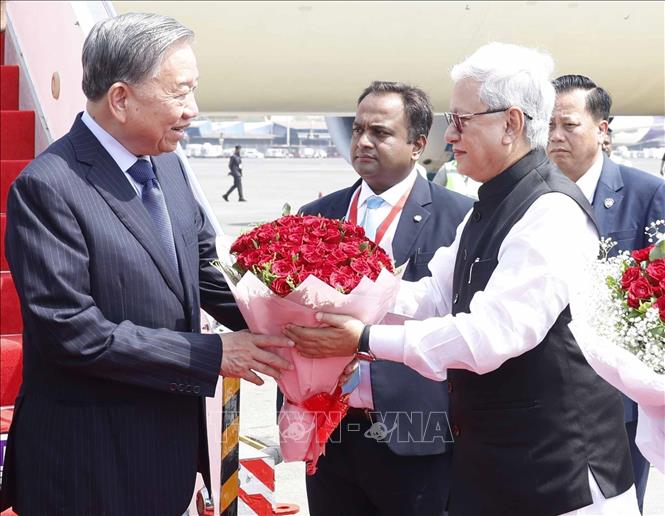 Quan chức thành phố Mumbai đón Tổng Bí thư, Chủ tịch nước Tô Lâm tại sân bay quốc tế Chhatrapati Shivaji Maharaj. Ảnh: Thống Nhất – TTXVN

