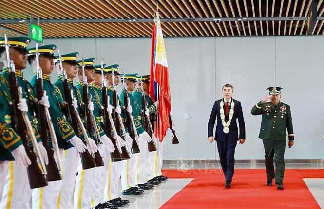 Lễ đón Thủ tướng Lê Minh Hưng tham dự Hội nghị Cấp cao ASEAN lần thứ 48 tại sân bay quốc tế Mactan, Cebu, Philippines. Ảnh: Dương Giang – TTXVN 
