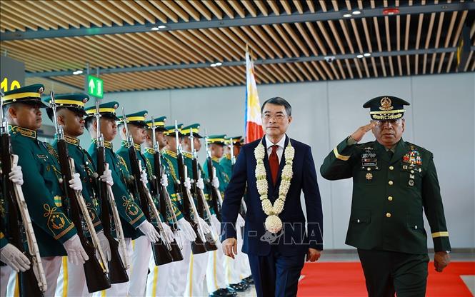 Lễ đón Thủ tướng Lê Minh Hưng tham dự Hội nghị Cấp cao ASEAN lần thứ 48 tại sân bay quốc tế Mactan, Cebu, Philippines. Ảnh: Dương Giang – TTXVN 
