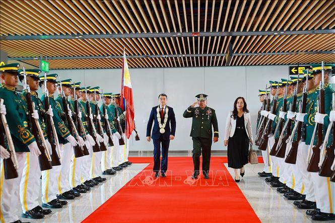 Lễ đón Thủ tướng Lê Minh Hưng tham dự Hội nghị Cấp cao ASEAN lần thứ 48 tại sân bay quốc tế Mactan, Cebu, Philippines. Ảnh: Dương Giang – TTXVN 
