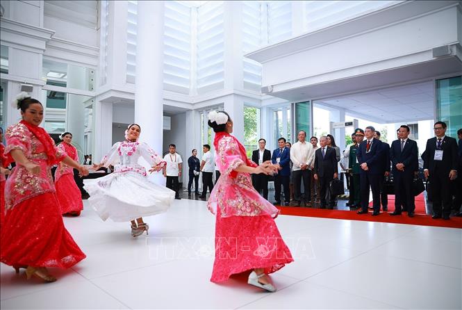 Vũ điệu truyền thống chào mừng Thủ tướng Lê Minh Hưng tham dự Hội nghị Cấp cao ASEAN lần thứ 48 tại Cebu, Philippines. Ảnh: Dương Giang – TTXVN 
