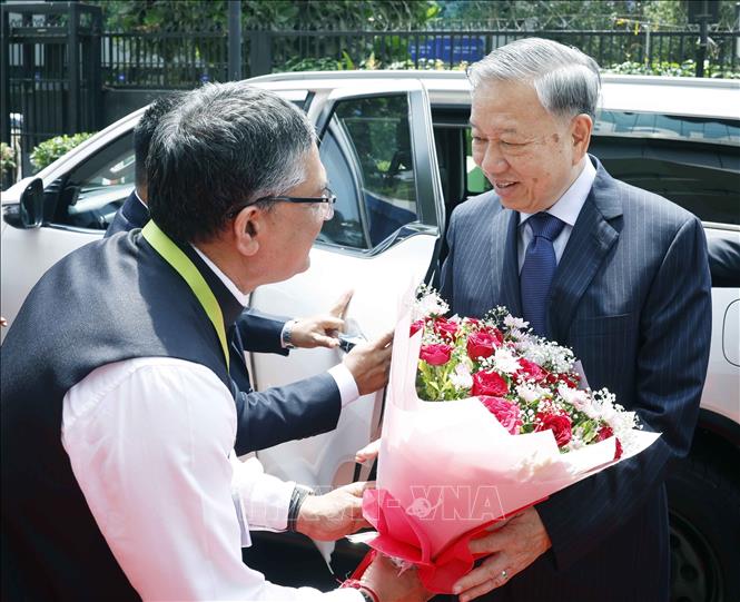 Chủ tịch Sàn Giao dịch Chứng khoán Quốc gia Ấn Độ (NSE) đón Tổng Bí thư, Chủ tịch nước Tô Lâm đến thăm NSE. Ảnh: Thống Nhất – TTXVN