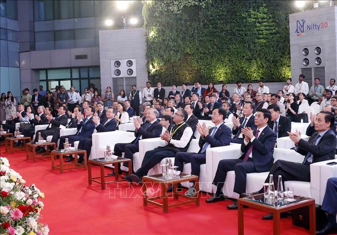 Tổng Bí thư, Chủ tịch nước Tô Lâm và các đại biểu tại Sàn Giao dịch Chứng khoán Quốc gia Ấn Độ. Ảnh: Thống Nhất – TTXVN