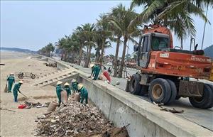 Tổng lực thu gom rác thải ở bãi biển Hải Tiến sau thông tin phản ánh