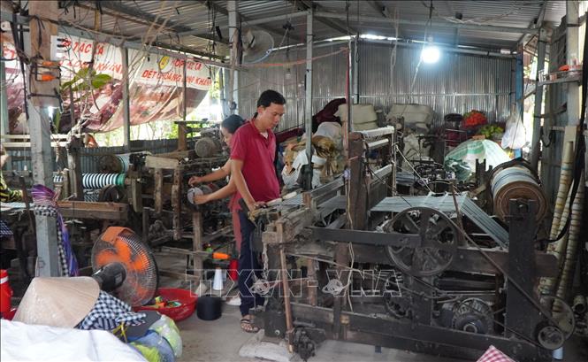 Người dân xã đảo Long Khánh duy trì và phát triển nghề dệt choàng truyền thống. Ảnh: Nhựt An - TTXVN