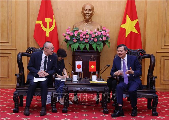 HCMA Director Assoc. Prof. Dr. Doan Minh Huan meets with JICA Chìe Representative Kobayashi Yosuke. VNA Photo: Văn Điệp 