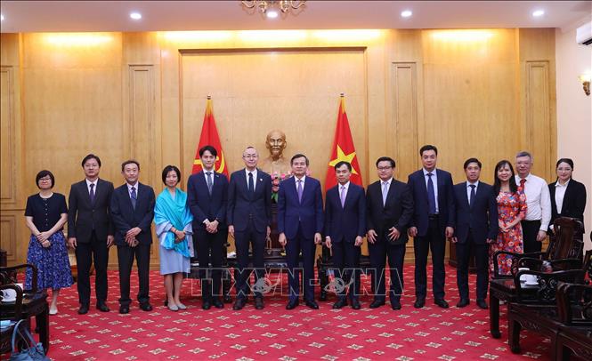 HCMA Director Assoc. Prof. Dr. Doan Minh Huan, JICA Chief Representative Kobayashi Yosuke and other delegates. VNA Photo: Văn Điệp 