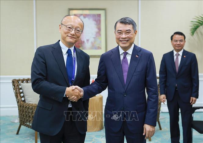 Thủ tướng Lê Minh Hưng gặp Chủ tịch Ngân hàng Phát triển Châu Á Masato Kanda. Ảnh: Dương Giang – TTXVN