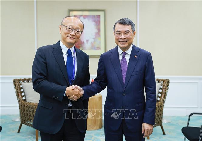 Thủ tướng Lê Minh Hưng gặp Chủ tịch Ngân hàng Phát triển Châu Á Masato Kanda. Ảnh: Dương Giang – TTXVN
