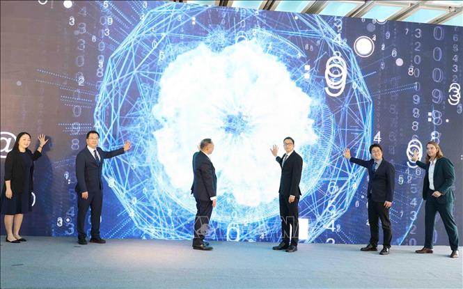 Trong khuôn khổ chương trình, các đại biểu tham gia ấn nút khởi động Chương trình hợp tác toàn cầu “Tôi sáng tạo tại Nam Sơn, Thâm Quyến”. Ảnh: Công Tuyên - PV TTXVN tại Trung Quốc