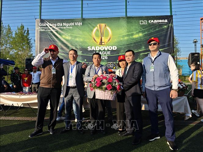 Phó Chủ tịch, Tổng thư ký Liên hiệp các tổ chức người Việt Nam tại LB Nga Trần Phú Thuận chúc mừng Giải. Ảnh: Tâm Hằng - PV TTXVN tại LB Nga