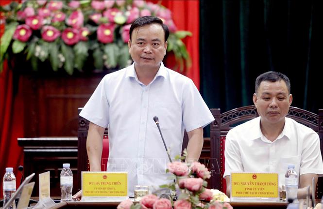 Phó Chủ tịch Thường trực Ủy ban nhân dân tỉnh Sơn La Hà Trung Chiến phát biểu. Ảnh: Quang Quyết - TTXVN