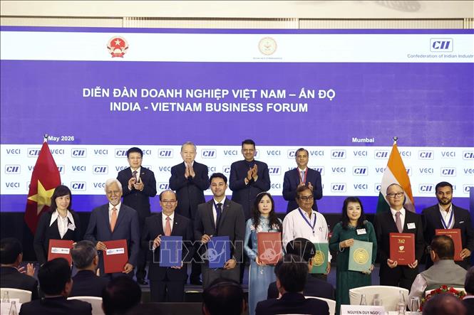 Tổng Bí thư, Chủ tịch nước Tô Lâm và Thủ hiến bang Maharashtra Devendra Fadnavis chứng kiến lễ trao các thoả thuận hợp tác giữa hai nước. Ảnh: Thống Nhất – TTXVN