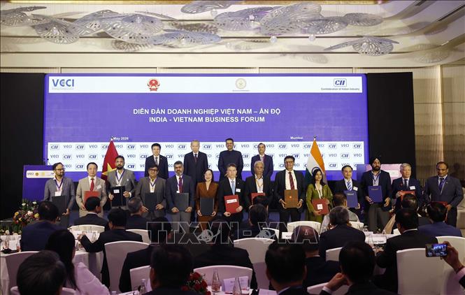 Tổng Bí thư, Chủ tịch nước Tô Lâm và Thủ hiến bang Maharashtra Devendra Fadnavis chứng kiến lễ trao các thoả thuận hợp tác giữa hai nước. Ảnh: Thống Nhất – TTXVN